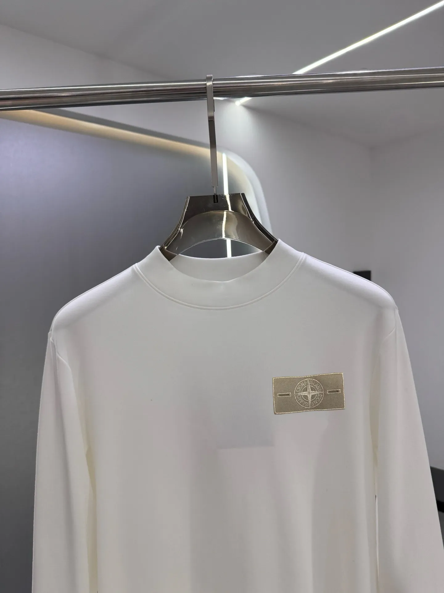 P220 Stone Island 2025 autumn and winter men's latest trade order mid-collar bottoming shirt, in full condition! ! Designed with logo embroidery! Customized 100% pure cotton fabric! Weighing 330g, the upper body is comfortable and breathable, not stiff, and has a rich three-dimensional feel overall. It is a quality export order that meets the simple needs of commuters. The upper body effect is very good, slimming, and not picky about the figure. The fabric workmanship is impeccable. Black White Size: XS-2XL